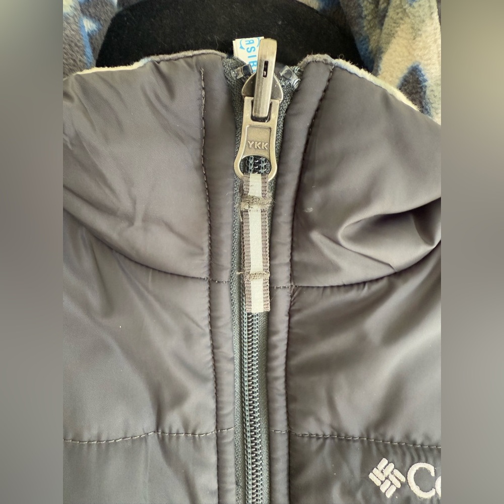 Columbia Charcoal Reversible Vest *GOOD USED CONDITION* - Picture 4 of 11